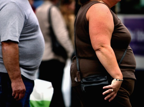 Una persona sovrappeso cammina nel centro di Glasgow il 10 ottobre 2006. Credits: Jeff J Mitchell/Getty Images. 